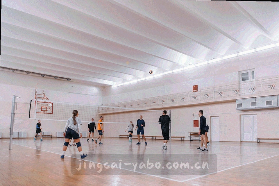 抽象的深色几何网格与光线轨迹，展现赛况数据聚合的科技氛围